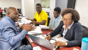 Photo en classe pendant la formation en gestion des projets et programmes : planification, exécution et contrôle, dispensée par SETYM International