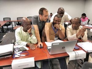 Explications du formateur pendant la formation en gestion des projets et programmes : planification, exécution et contrôle, dispensée par SETYM International