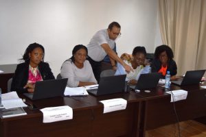 Photo de classe pendant la formation de Perfectionnement pour adjoint(e) administratif(tive) et assistant(e) à la direction