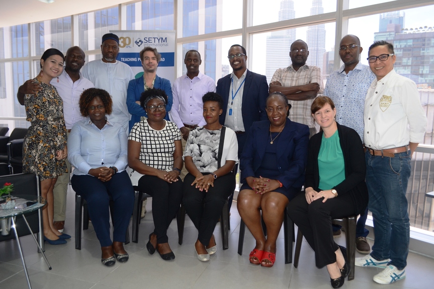 Photo de groupe pendant la formation en Gestion des projets et programmes : planification, exécution et contrôle