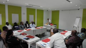 Photo de classe pendant la formation en Passation des marchés : travaux, fournitures et consultants