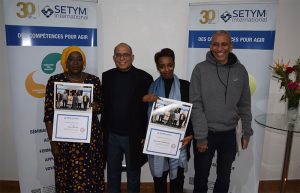 Deux participantes tenant fièrement leur certificat entre les mains.