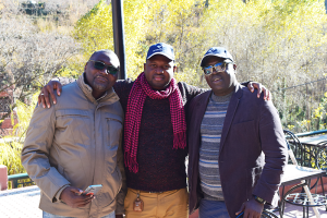 3 participants côte à côte souriants