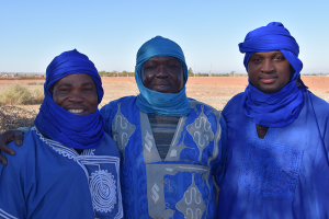 Trois acolytes dans le désert avec des couleurs magnifiques