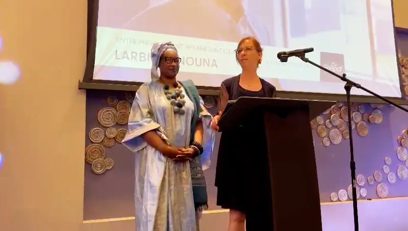 Ingrid sur la scène, acceptant le prix au nom de SETYM International