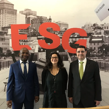 De gauche à droite : Komlan T. Sedzro, Doyen (ESG UQAM), Aude Clotteau, Directrice (ESG+ et développement des affaires de l’ESG UQAM) et Larbi Bennouna, Président directeur général (SETYM International).