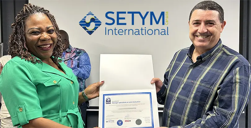 Une participante recevant son diplôme d'accréditation professionnelle de Manager spécialiste en suivi-évaluation