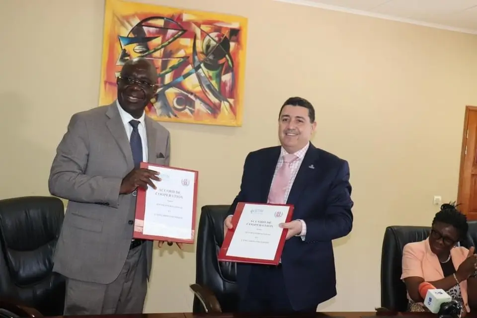 Monsieur Larbi Bennouna avec le Professeur Daniel Franck Idiata, heureux de présenter le contrat signé.