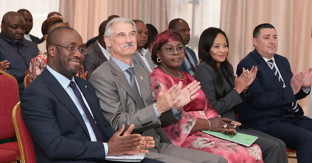 De gauche à droite : M. OUATTARA Oumar, M. Michel LACOURCIÈRE, Mme Massanfi BAMBA épouse DIOMANDE, Mme Marie-Hélène SULTAN et M. Larbi BENNOUNA.