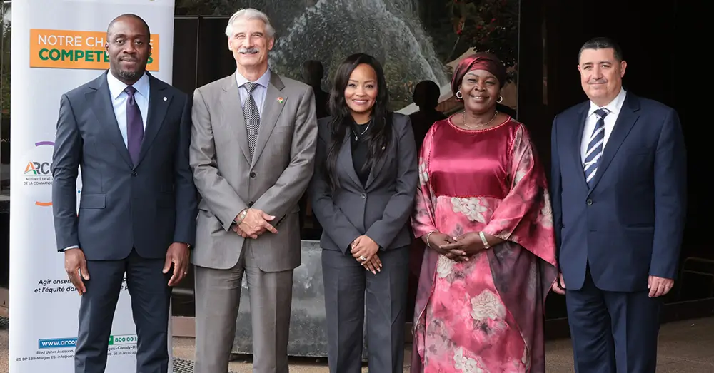 De gauche à droite : M. OUATTARA Oumar, M. Michel LACOURCIÈRE, Mme Marie-Hélène SULTAN, Mme Massanfi BAMBA épouse DIOMANDE et M. Larbi BENNOUNA.