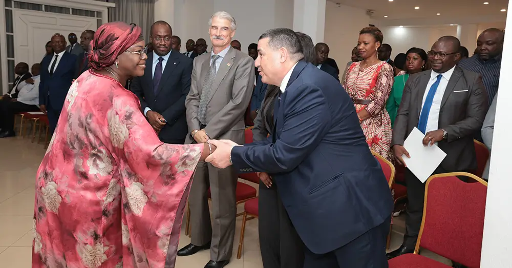 Monsieur Bennouna remerciant chaleureusement Mme AKOUNA épouse ASSOUGBO Dorcas, porte parole des récipiendaires
